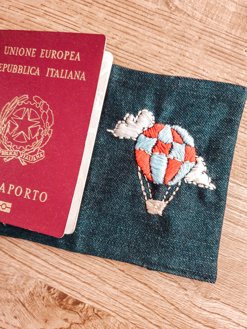 Cover passaporto ricamata a mano - Condividiamo il viaggio